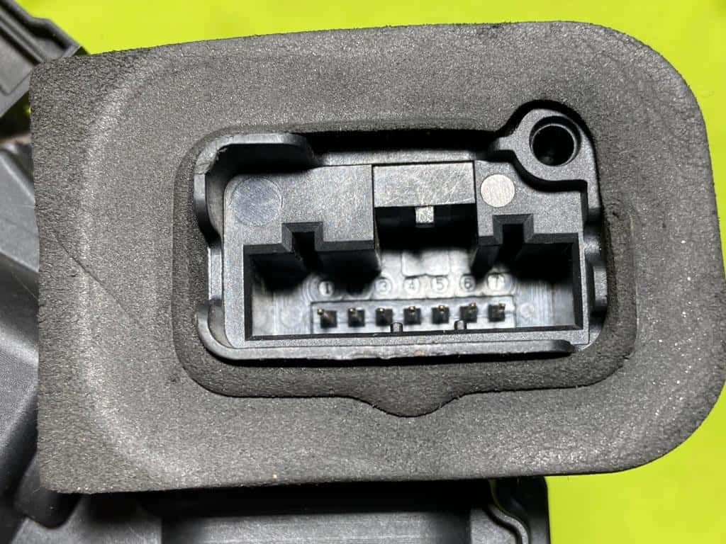 FECHADURA ELÉTRICA - TRASEIRO DIREITO - VW JETTA (5K4839016F) - Imagem 4